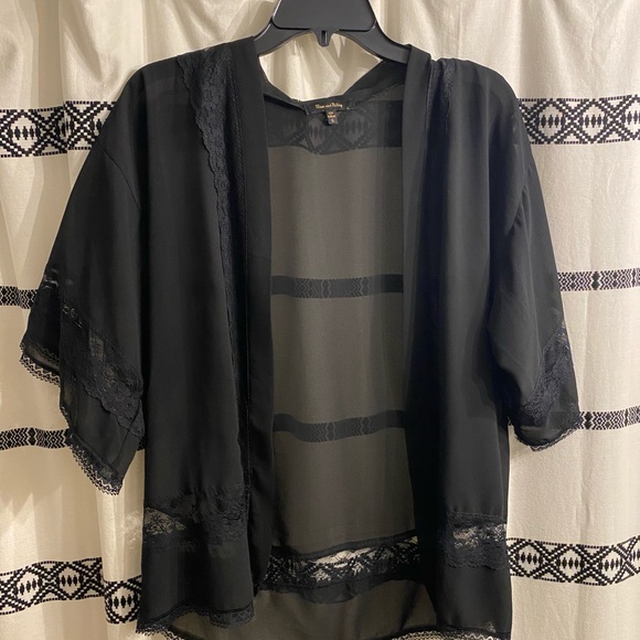 Never worn black lace kimono - Picture 4 of 4